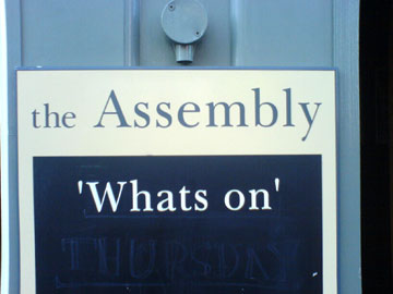 I like the missing apostrophe, and the mysterious single quotes. Why?